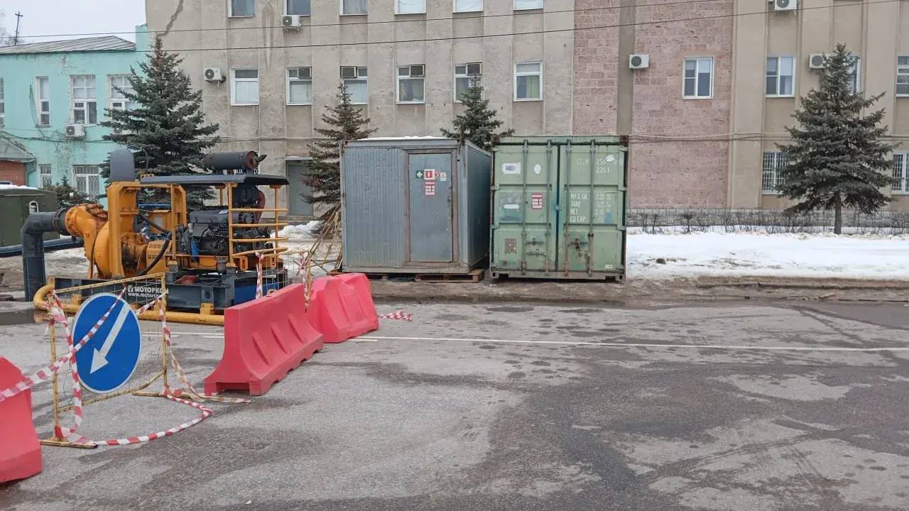 В Воронеже заменят коллектор в месте, где провалились в яму три машины В Воронеже заменят коллектор в месте, где провалились в яму три машины