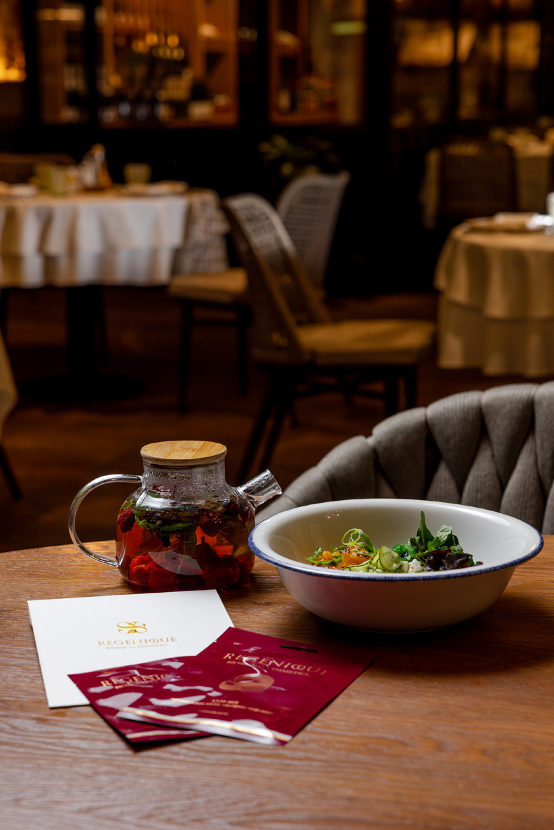 Гастрономия и уход: новый взгляд на коллаборацию REGENIQUE® и AQUAMARINE