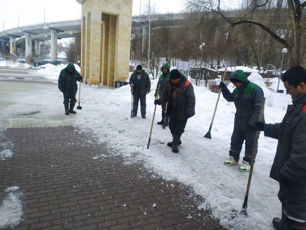 В Воронежском центральном парке сегодня продолжается уборка снега и льда