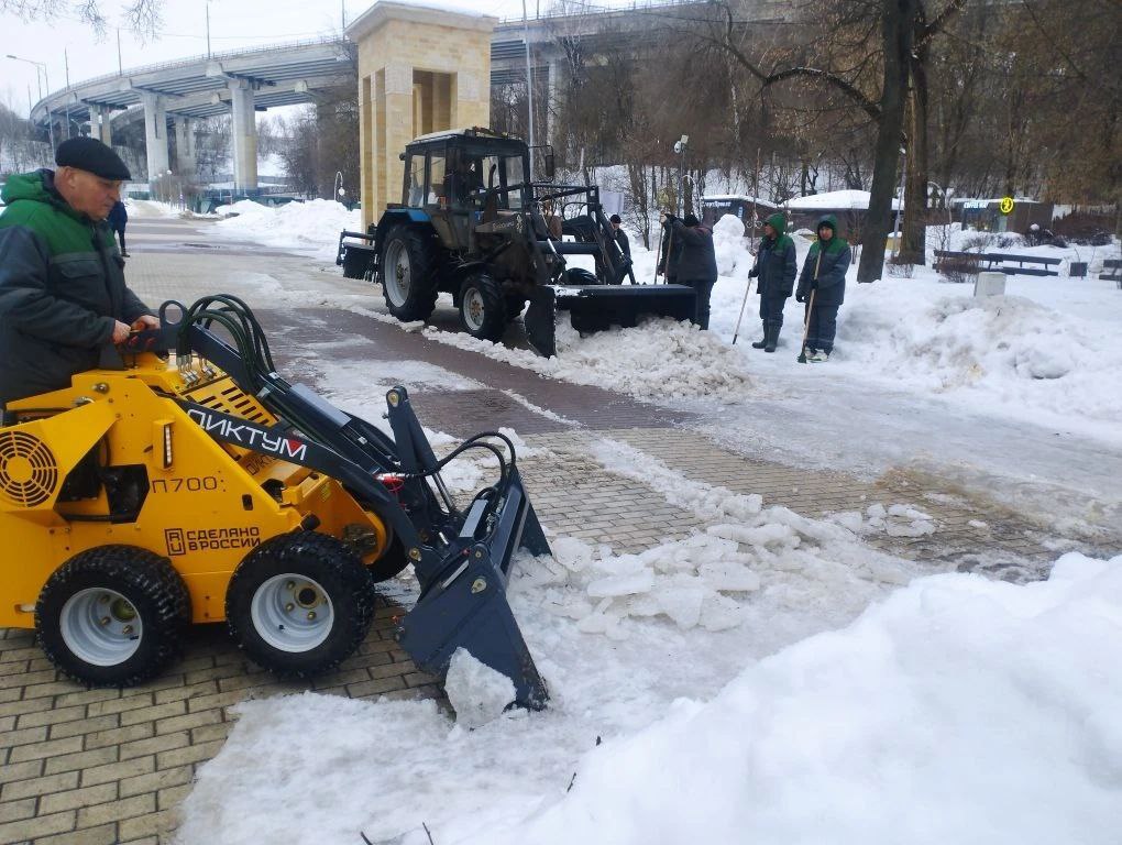 В Воронежском центральном парке сегодня продолжается уборка снега и льда В Воронежском центральном парке сегодня продолжается уборка снега и льда