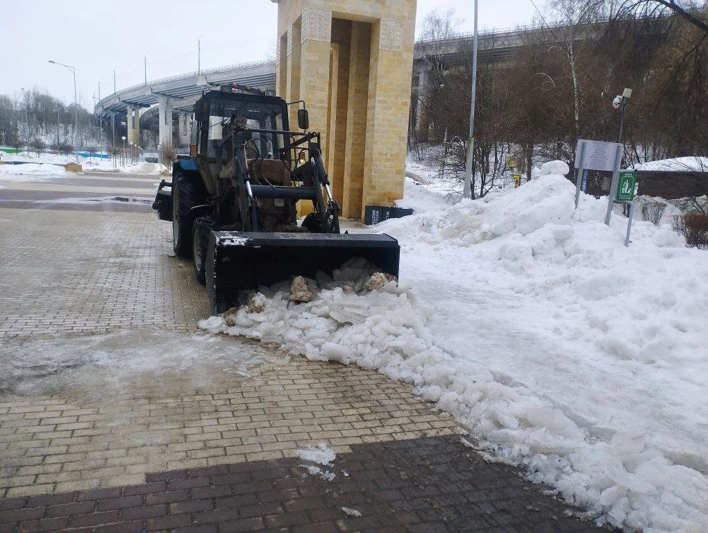 В Воронежском центральном парке сегодня продолжается уборка снега и льда В Воронежском центральном парке сегодня продолжается уборка снега и льда
