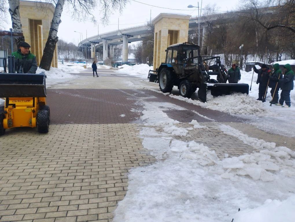 В Воронежском центральном парке сегодня продолжается уборка снега и льда В Воронежском центральном парке сегодня продолжается уборка снега и льда