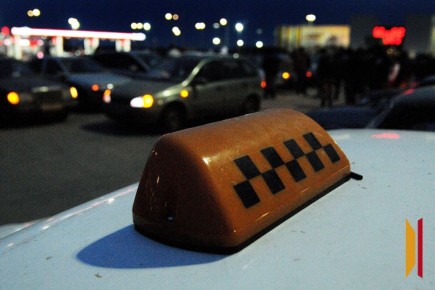 Водитель такси в Боровом в результате перепалки ударил по голове женщину саперной лопаткой