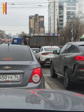 Мусоровоз перекрыл две полосы на Московском проспекте