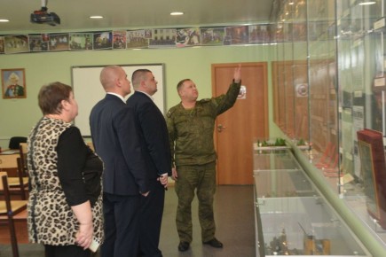 Председатель Воронежской городской Думы, Герой России Андрей Дьяченко посетил Воронежскую кадетскую школу имени А. В. Суворова