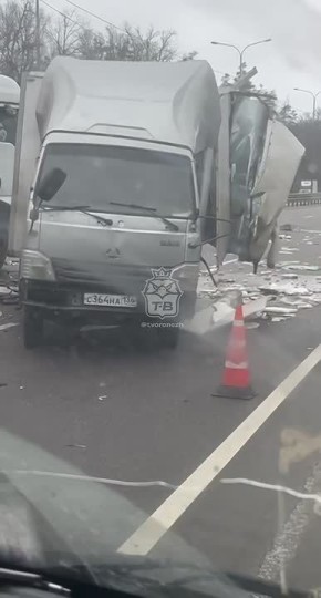 В Рамонском районе образовалась огромная пробка на трассе М-4 «Дон» из-за столкновения несколько фур