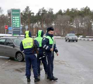 В Нововоронеже сотрудники Госавтоинспекции присоединились к акции "Цветы для автоледи"