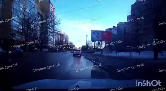 В Воронеже машина сбила курьера на электросамокате