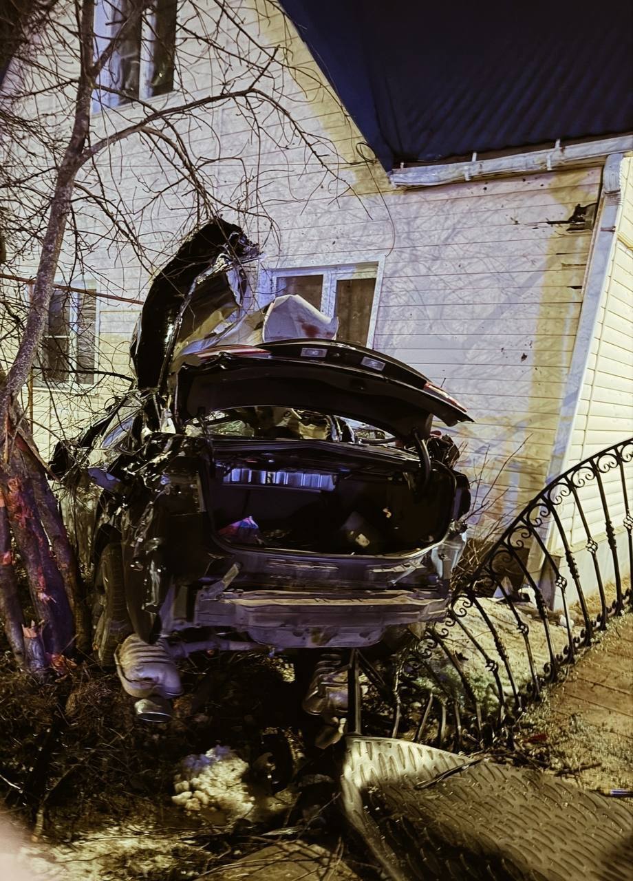 В Бутурлиновке Hyundai врезался в жилой дом В Бутурлиновке Hyundai врезался в жилой дом