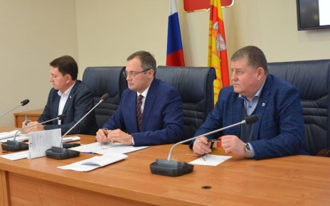 Депутаты Воронежской городской Думы Денис Коломенцев, Владимир Ходырев и Андрей Суверин обсудили проблему ремонта домов культуры, расположенных в областном центре.