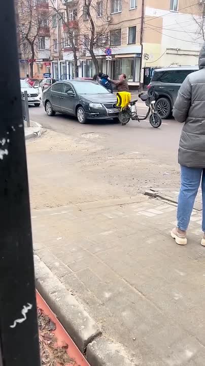 Марина Ахмедова: Воронеж. Курьер нападает на женщину-водителя, предположительно за то, что случайно задела его мопед и просигналила ему