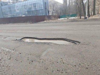 А вот и та самая яма, в которую влетел автомобиль нашей читательницы (первое фото)