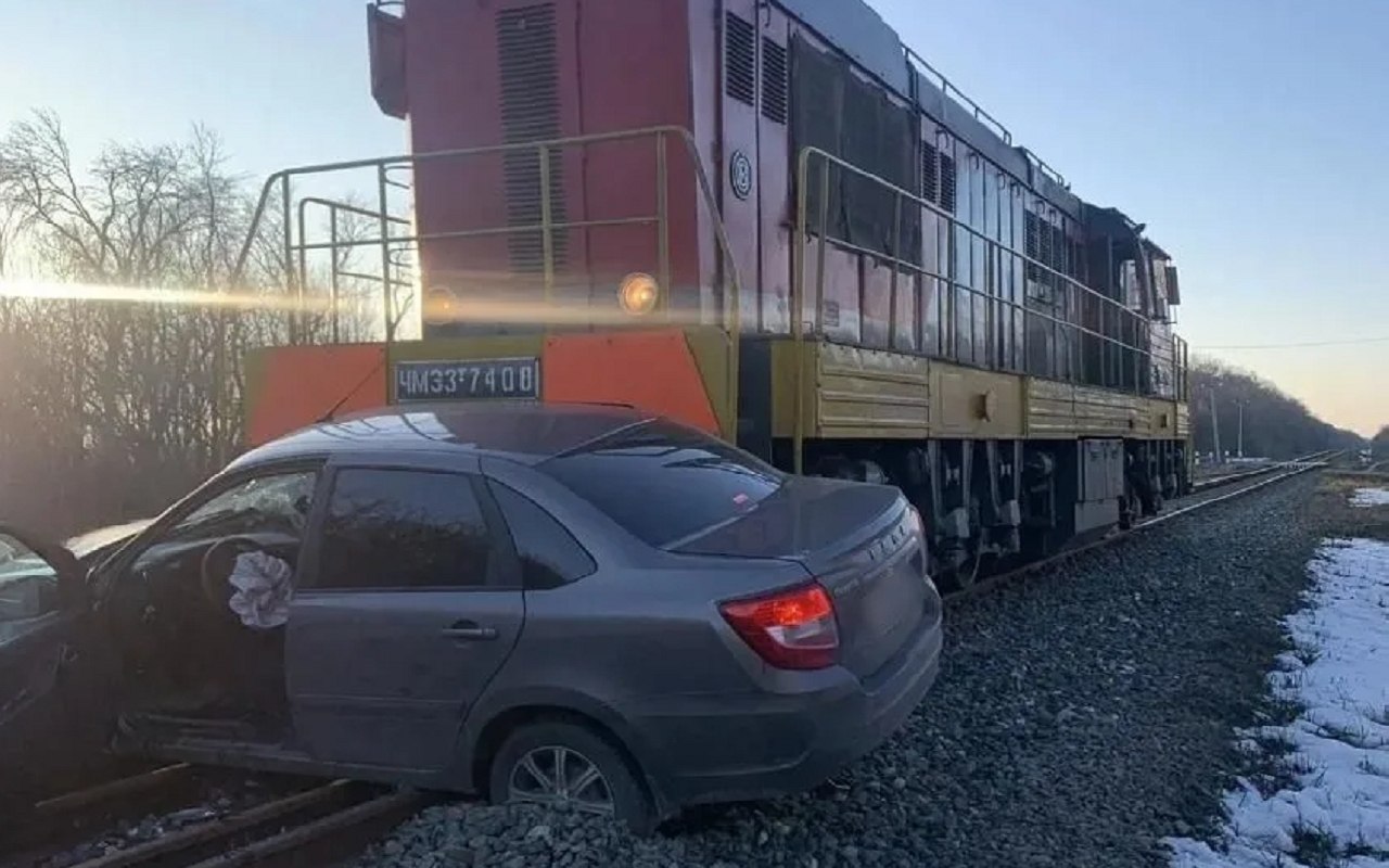 Тепловоз протаранил легковушку на железнодорожном переезде в Воробьевском районе
