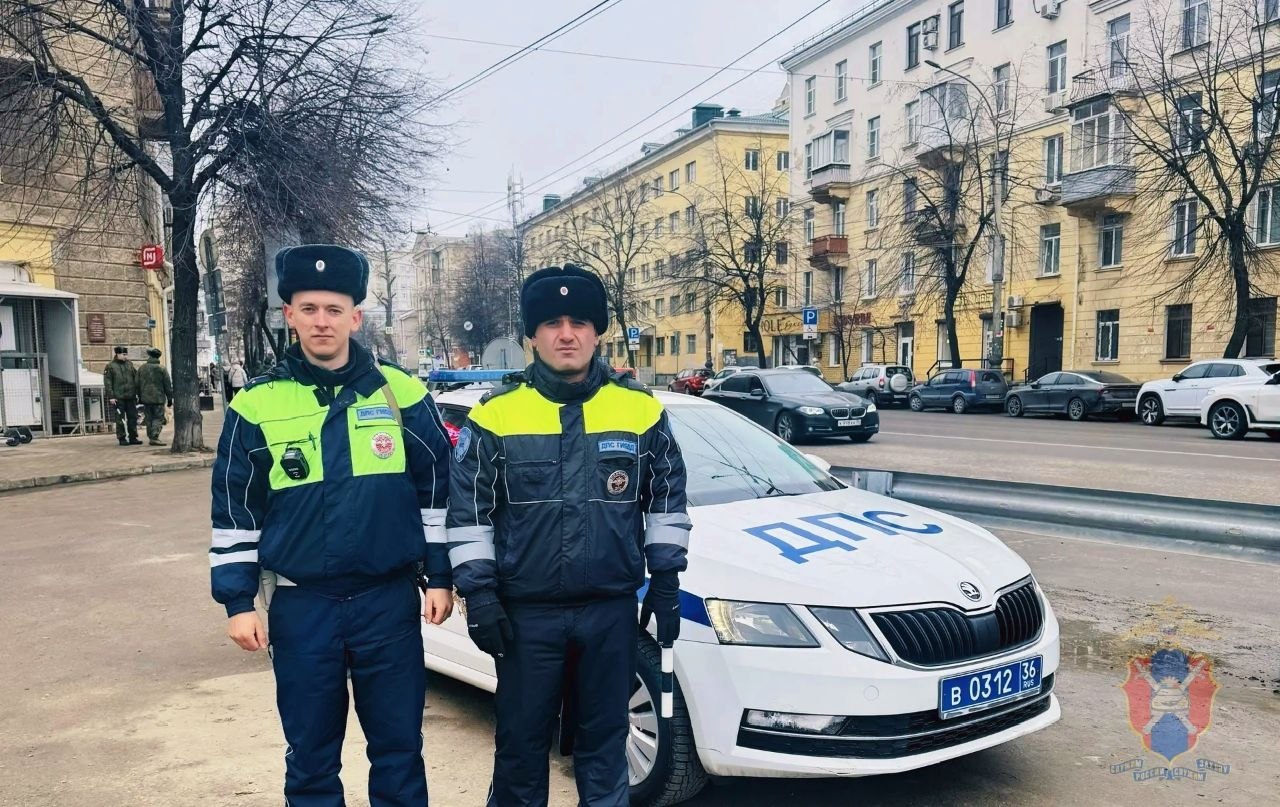 Госавтоинспекторы оказали помощь мужчине, которому внезапно стало плохо