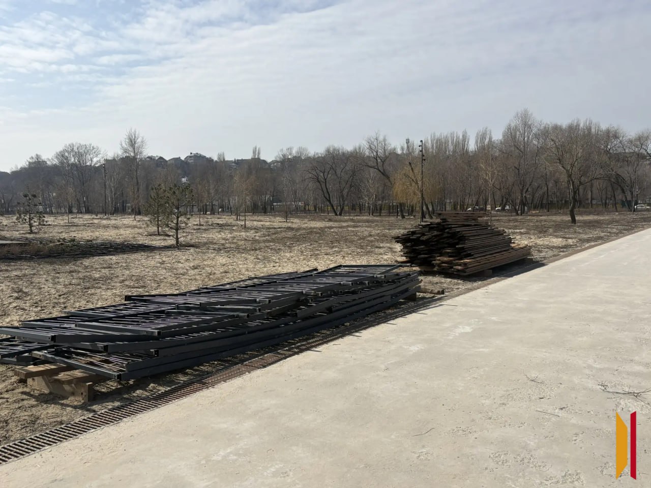 «Парящие» мосты на Петровской набережной начали разбирать «Парящие» мосты на Петровской набережной начали разбирать