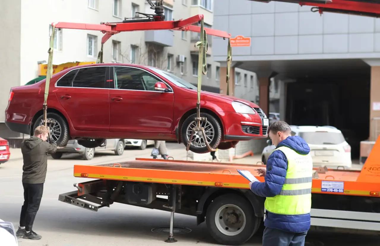 В Воронеже продолжается эвакуация автомобилей со скрытыми госномерами или без них