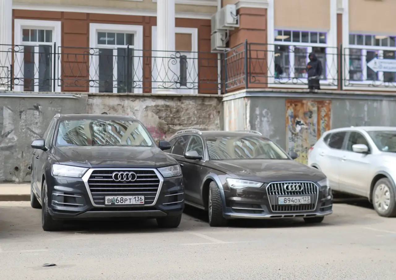 В Воронеже продолжается эвакуация автомобилей со скрытыми госномерами или без них В Воронеже продолжается эвакуация автомобилей со скрытыми госномерами или без них