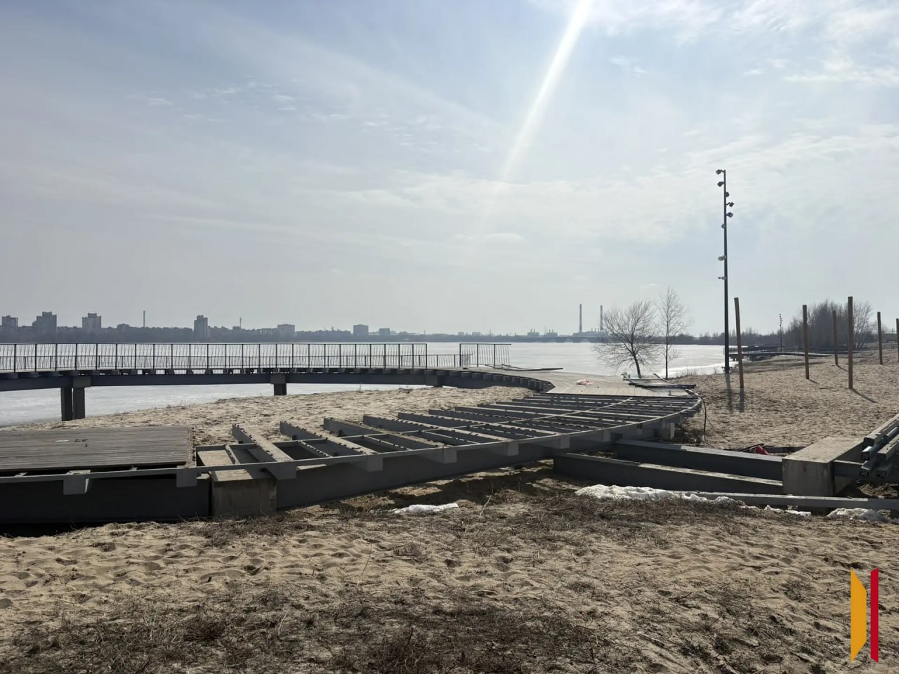 «Парящие» мосты на Петровской набережной начали разбирать «Парящие» мосты на Петровской набережной начали разбирать