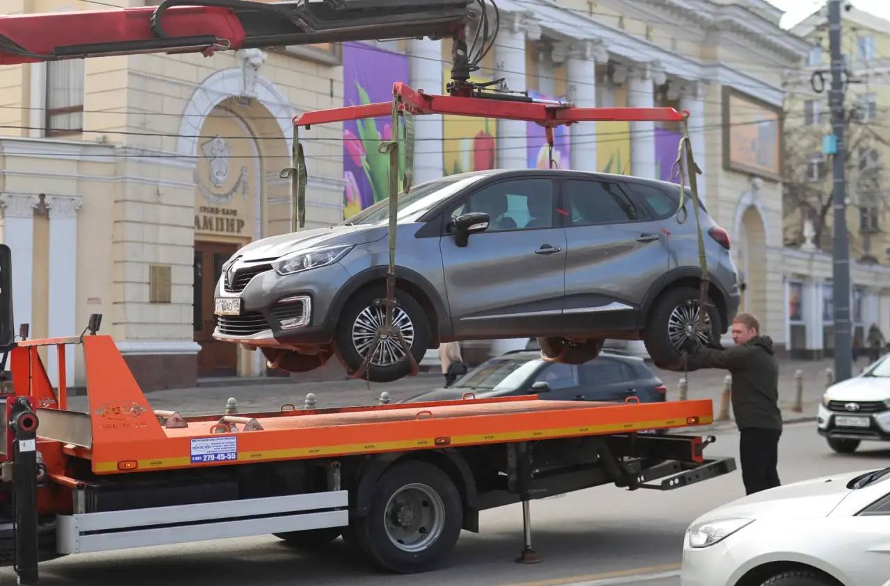 В Воронеже продолжается эвакуация автомобилей со скрытыми госномерами или без них В Воронеже продолжается эвакуация автомобилей со скрытыми госномерами или без них