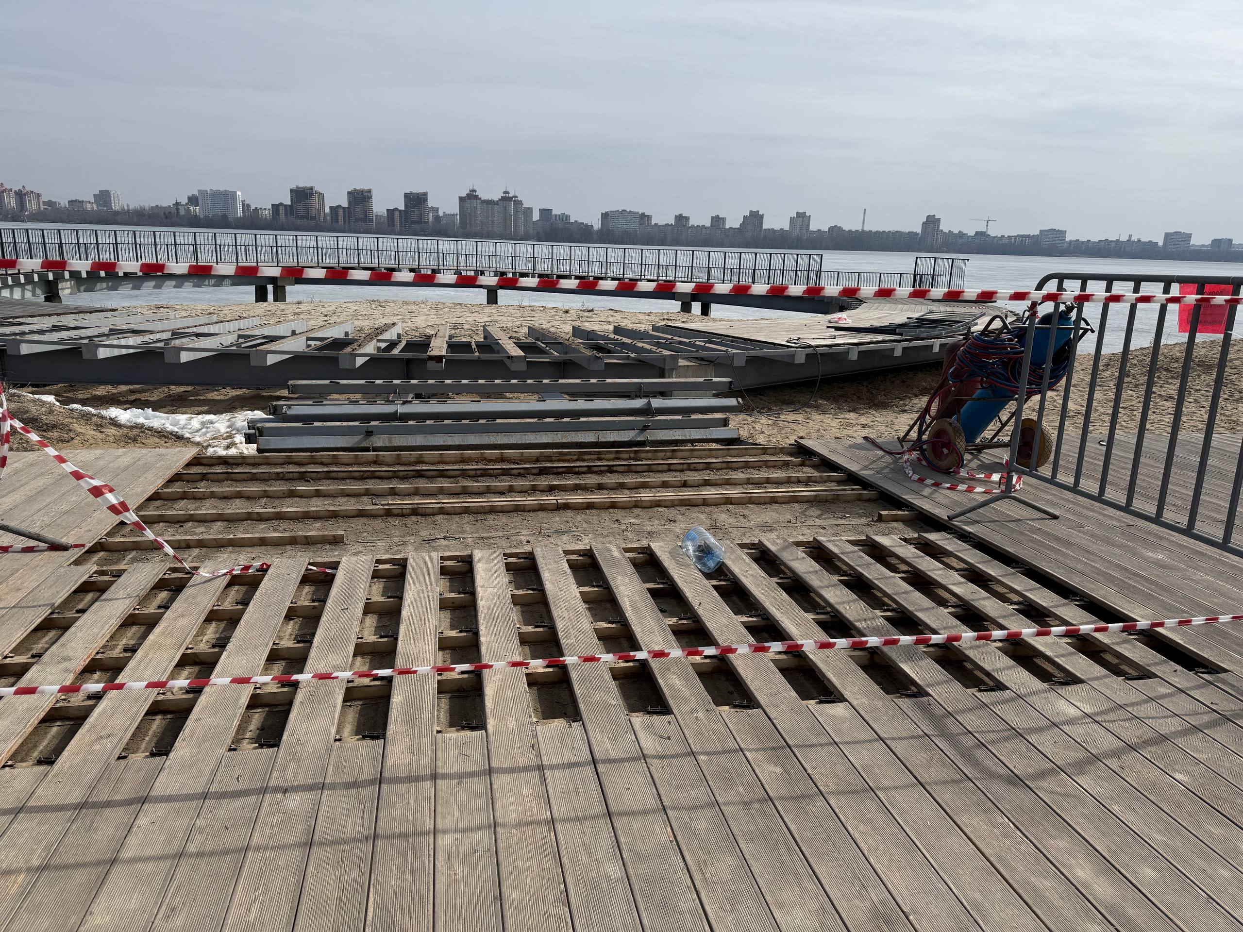 Гнущиеся мосты на Петровской набережной начали демонтировать Гнущиеся мосты на Петровской набережной начали демонтировать