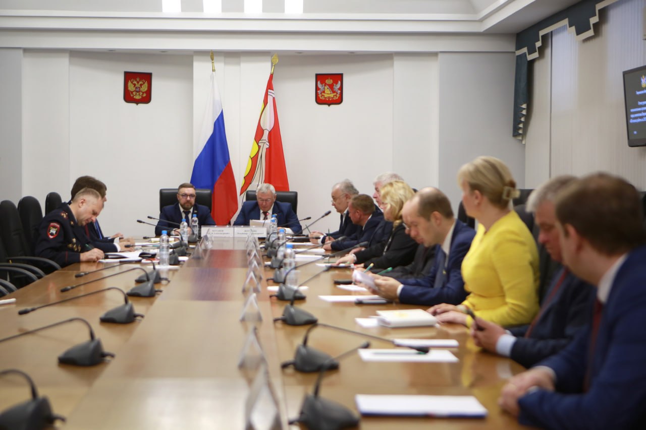 Промышленный потенциал области и развитие дорожно-транспортной инфраструктуры обсудили в региональном парламенте Промышленный потенциал области и развитие дорожно-транспортной инфраструктуры обсудили в региональном парламенте