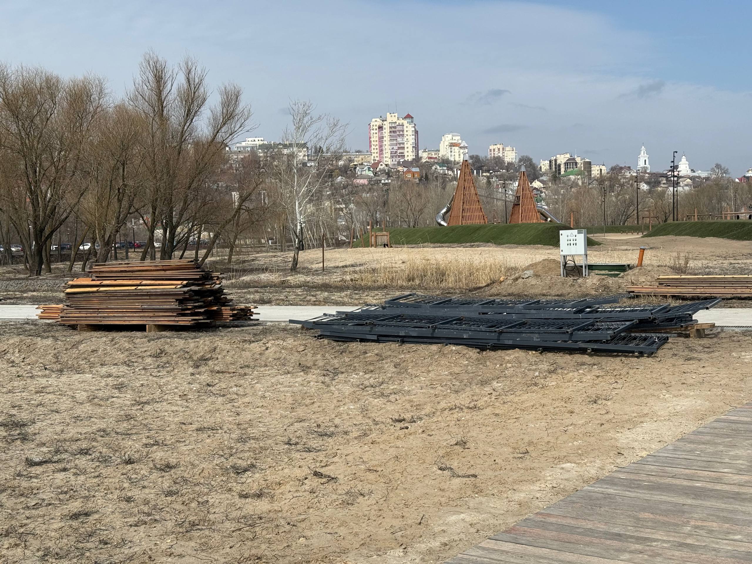 Гнущиеся мосты на Петровской набережной начали демонтировать Гнущиеся мосты на Петровской набережной начали демонтировать