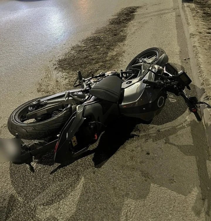 Вечером 25 марта на Московском проспекте мотоциклист врезался в «Ладу», а затем в Kia Вечером 25 марта на Московском проспекте мотоциклист врезался в «Ладу», а затем в Kia