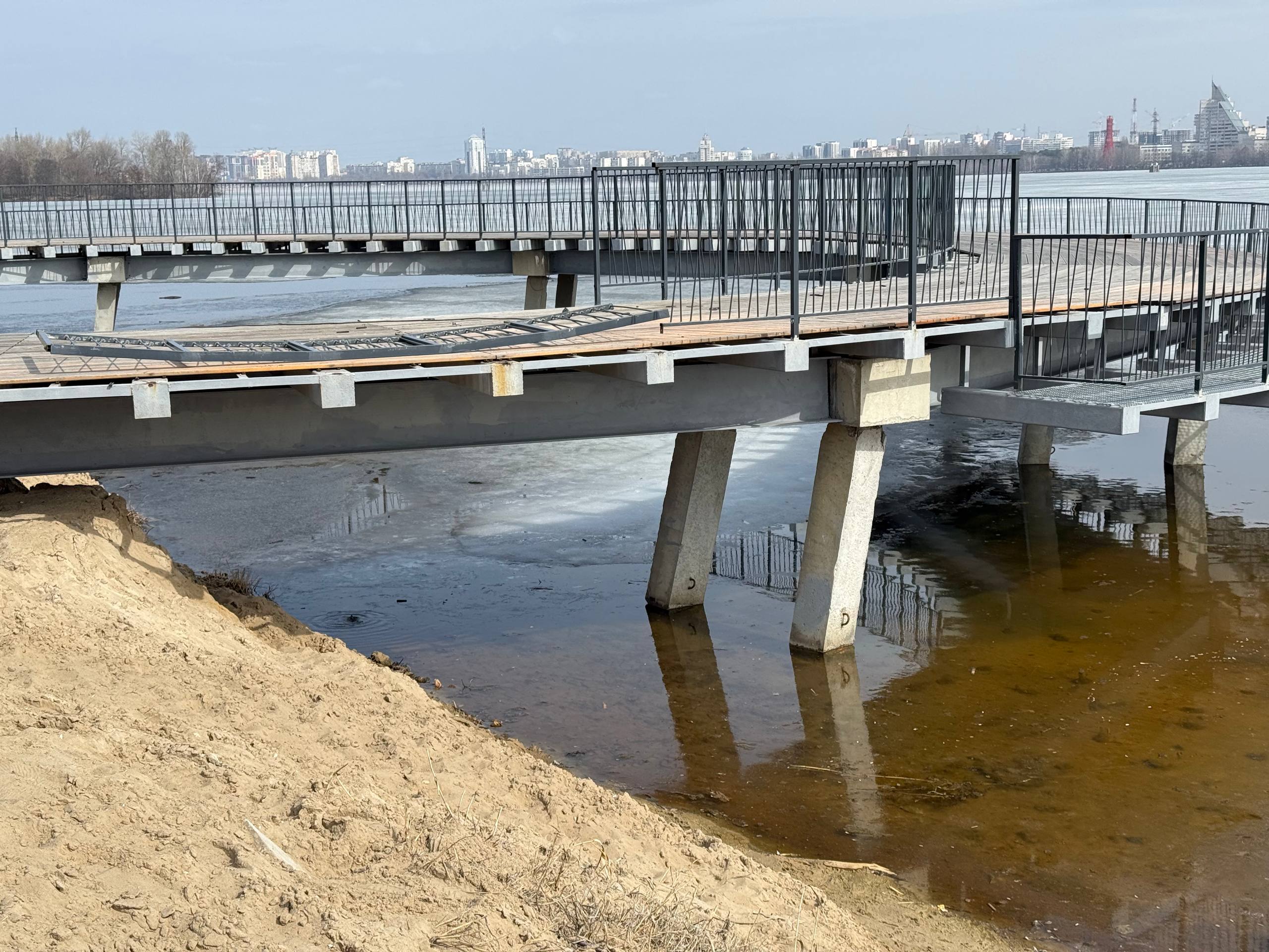 Гнущиеся мосты на Петровской набережной начали демонтировать Гнущиеся мосты на Петровской набережной начали демонтировать