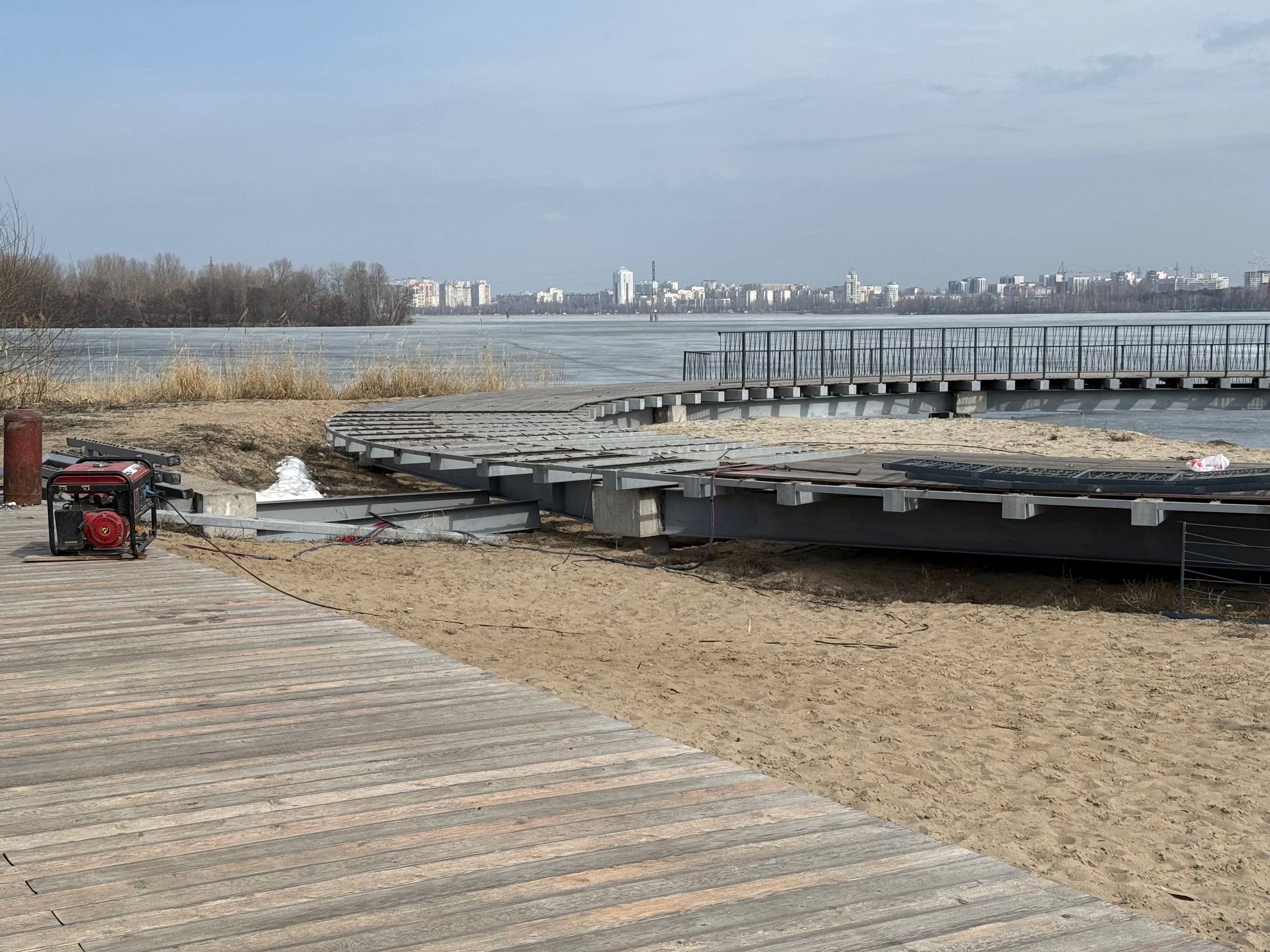 Гнущиеся мосты на Петровской набережной начали демонтировать