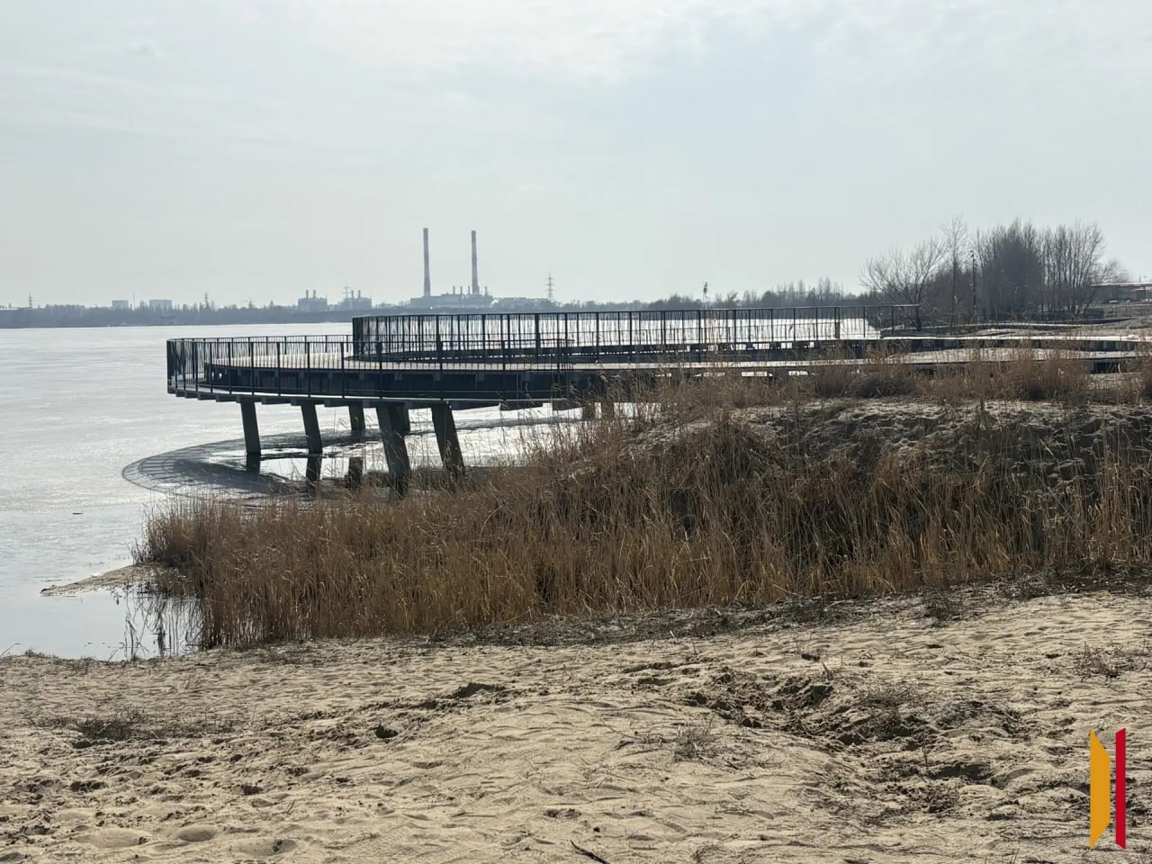 «Парящие» мосты на Петровской набережной начали разбирать «Парящие» мосты на Петровской набережной начали разбирать