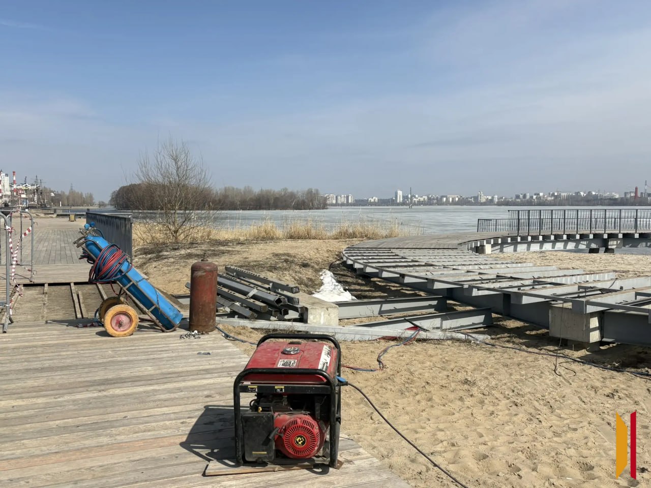 «Парящие» мосты на Петровской набережной начали разбирать «Парящие» мосты на Петровской набережной начали разбирать