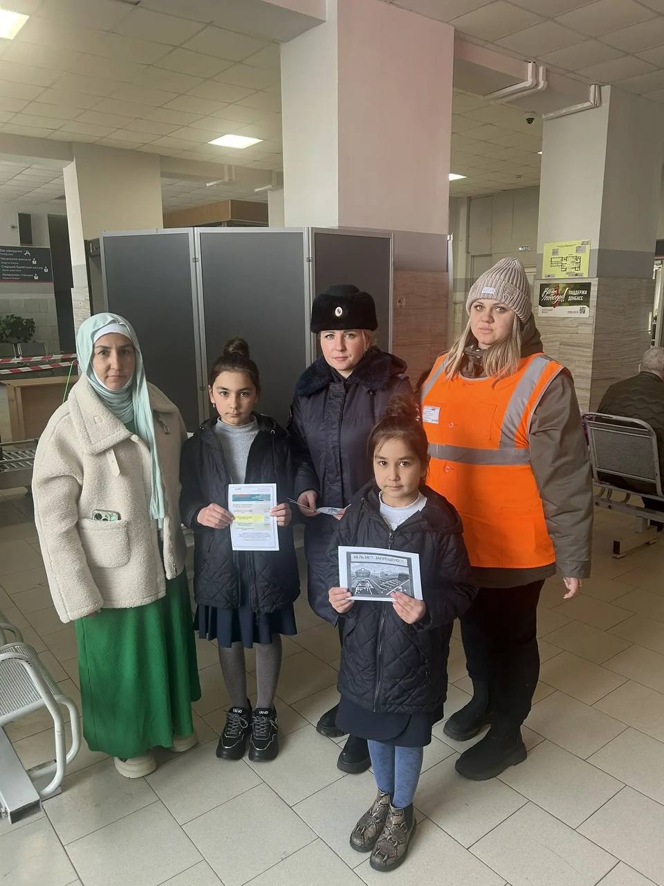 Сотрудники Мичуринской транспортной полиции проверяют объекты железнодорожной инфраструктуры и беседуют с гражданами о соблюдении мер безопасности Сотрудники Мичуринской транспортной полиции проверяют объекты железнодорожной инфраструктуры и беседуют с гражданами о соблюдении мер безопасности