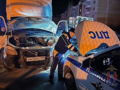 Госавтоинспекторы пришли на помощь водителю, оказавшемуся в сложной ситуации