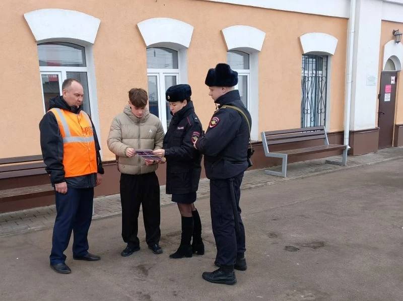 Сотрудники Мичуринской транспортной полиции проверяют объекты железнодорожной инфраструктуры и беседуют с гражданами о соблюдении мер безопасности Сотрудники Мичуринской транспортной полиции проверяют объекты железнодорожной инфраструктуры и беседуют с гражданами о соблюдении мер безопасности