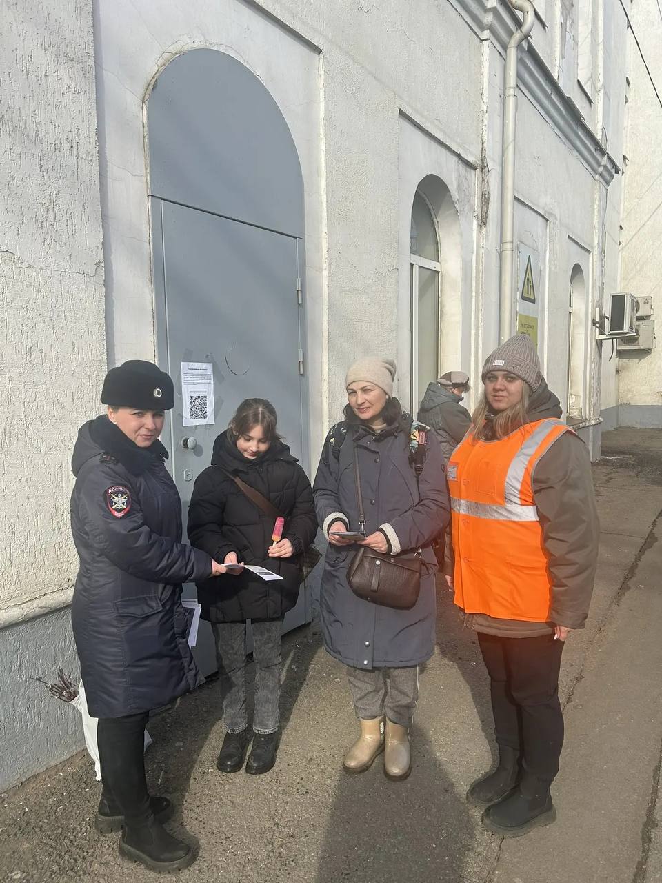 Сотрудники Мичуринской транспортной полиции проверяют объекты железнодорожной инфраструктуры и беседуют с гражданами о соблюдении мер безопасности Сотрудники Мичуринской транспортной полиции проверяют объекты железнодорожной инфраструктуры и беседуют с гражданами о соблюдении мер безопасности