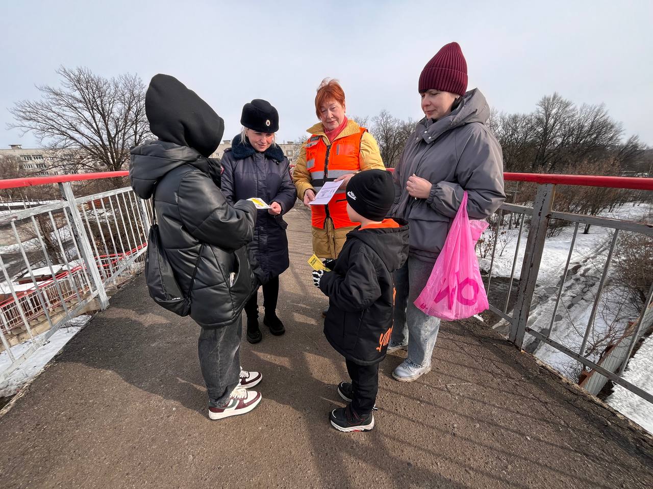 Сотрудники Мичуринской транспортной полиции проверяют объекты железнодорожной инфраструктуры и беседуют с гражданами о соблюдении мер безопасности Сотрудники Мичуринской транспортной полиции проверяют объекты железнодорожной инфраструктуры и беседуют с гражданами о соблюдении мер безопасности