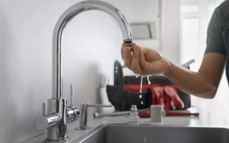 Без воды остались сотни домов частного сектора в микрорайоне ВАИ из-за повреждения на водоводе диаметром 150 мм по улице Циолковского, 42