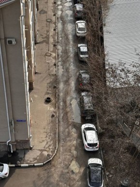 Вот такая красота при выезде из дома на Набережной Максима Горького