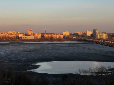 Посмотрите, как уже растаяло водохранилище, хоть пляжный сезон открывай