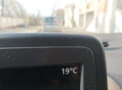 Жара стоит уникальная. Даже после 16.00 на градуснике в машине (в тени, а не на солнце) 19 градусов жары! У кого больше? Делитесь! Верим на слово! Фото приветствуются!