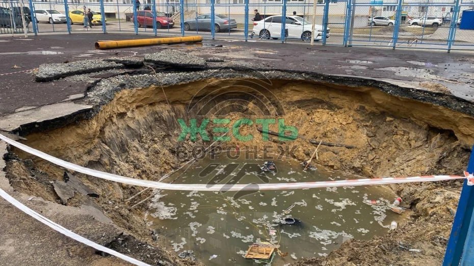 В Воронеже посреди спортивной площадки вырыли огромный котлован