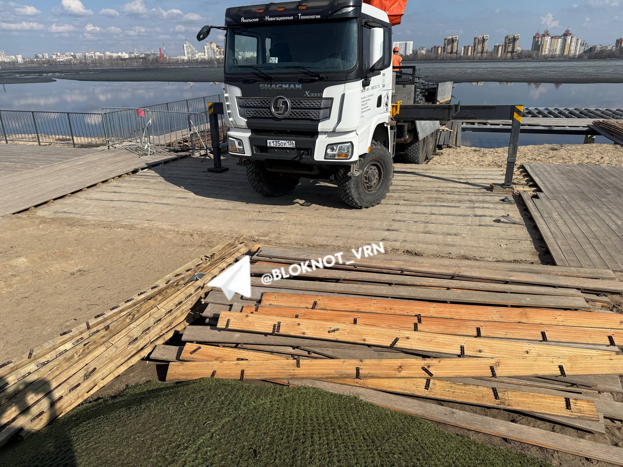 Дожидаться самостоятельного падения гнущихся пешеходных мостов на Петровской набережной не стали. Подрядчик активно взялся за демонтаж, но работяги трудятся неспеша Дожидаться самостоятельного падения гнущихся пешеходных мостов на Петровской набережной не стали. Подрядчик активно взялся за демонтаж, но работяги трудятся неспеша