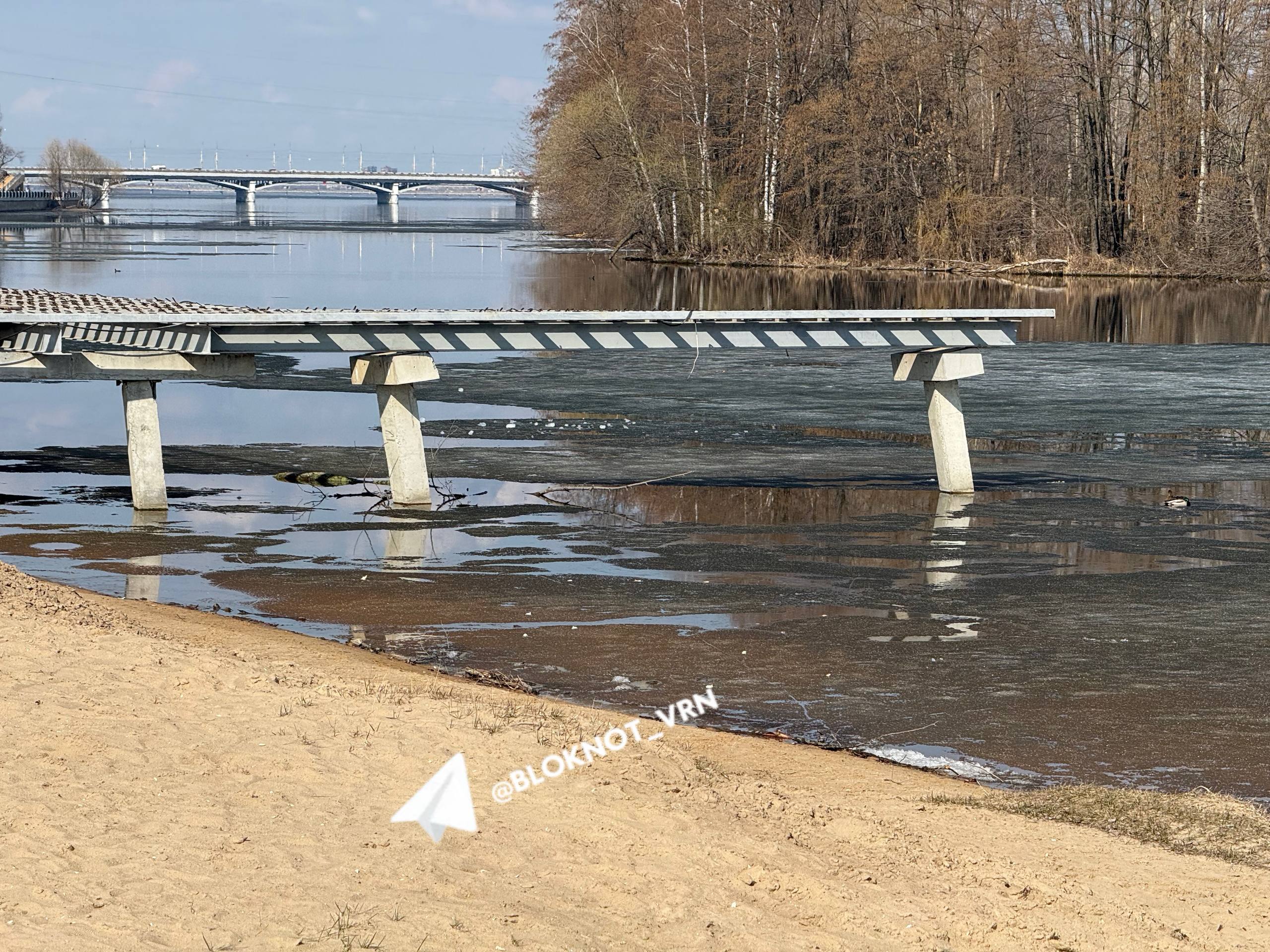 Дожидаться самостоятельного падения гнущихся пешеходных мостов на Петровской набережной не стали. Подрядчик активно взялся за демонтаж, но работяги трудятся неспеша Дожидаться самостоятельного падения гнущихся пешеходных мостов на Петровской набережной не стали. Подрядчик активно взялся за демонтаж, но работяги трудятся неспеша