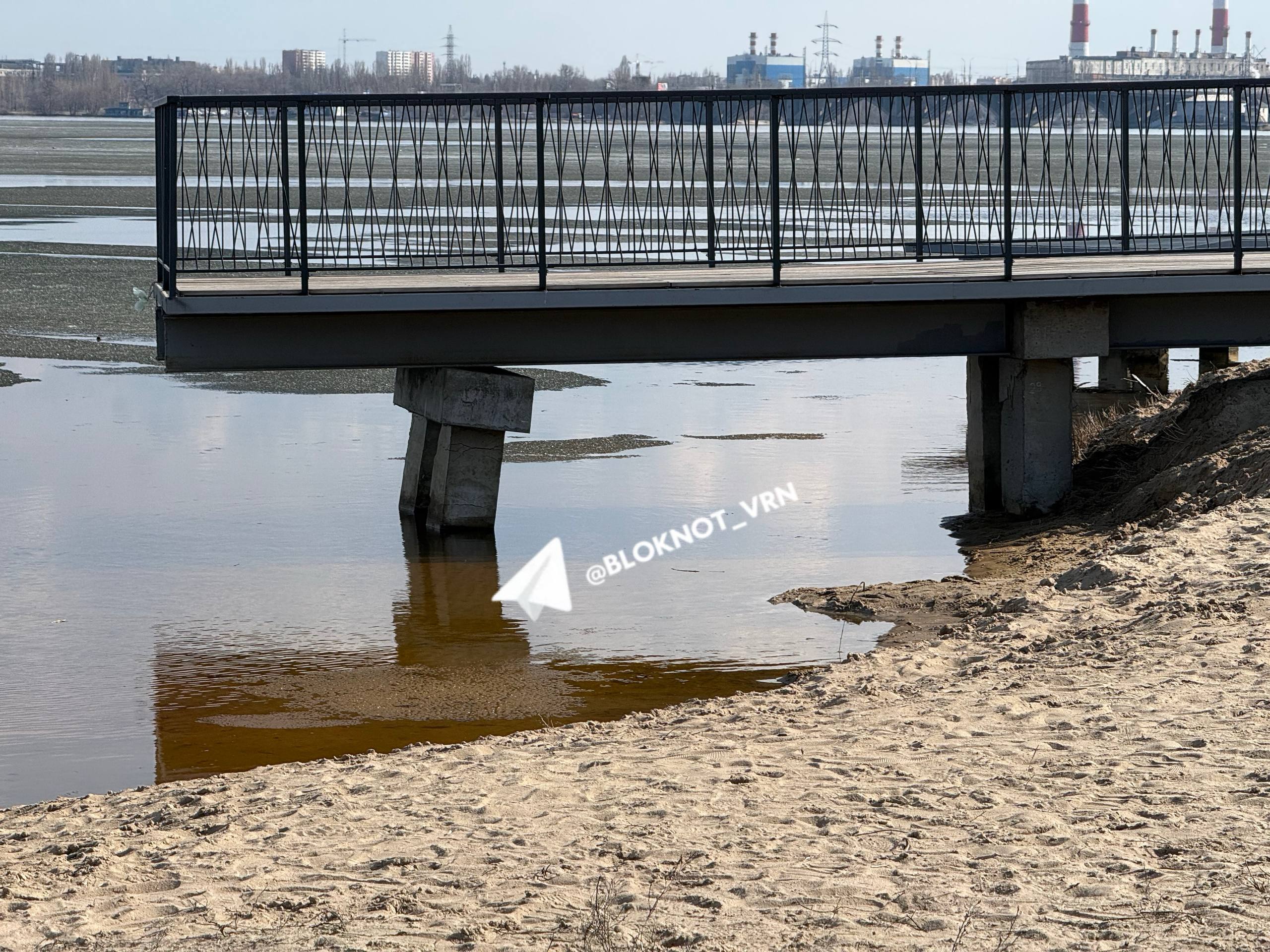 Дожидаться самостоятельного падения гнущихся пешеходных мостов на Петровской набережной не стали. Подрядчик активно взялся за демонтаж, но работяги трудятся неспеша Дожидаться самостоятельного падения гнущихся пешеходных мостов на Петровской набережной не стали. Подрядчик активно взялся за демонтаж, но работяги трудятся неспеша