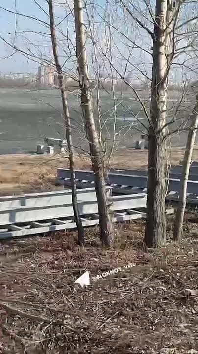 Дожидаться самостоятельного падения гнущихся пешеходных мостов на Петровской набережной не стали. Подрядчик активно взялся за демонтаж, но работяги трудятся неспеша