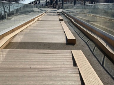 А пешеходный мост на первой очереди набережной не сносят (пока) и даже открыли!