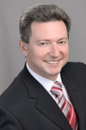 Губернатор Александр Гусев поздравляет с 60-летием главного врача Воронежской областной клинической инфекционной больницы, доктора медицинских наук, профессора Валерия Новомлинского: