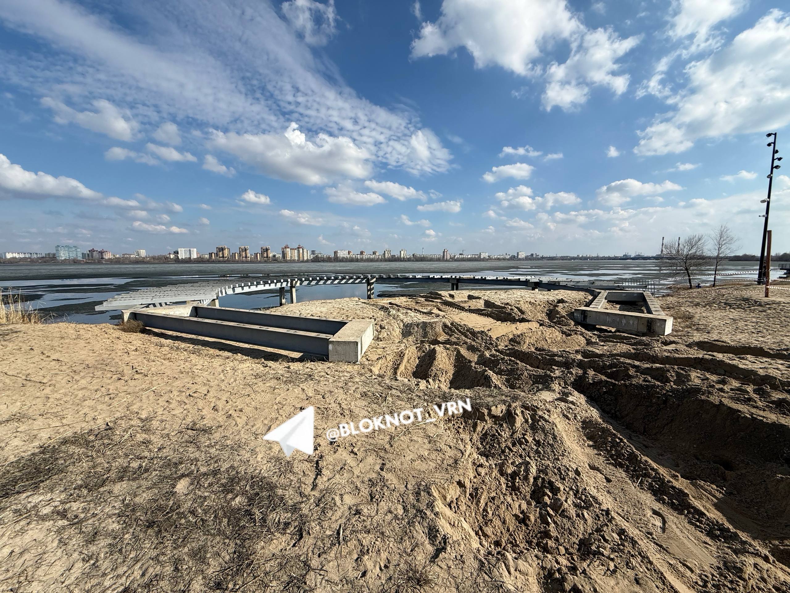 Дожидаться самостоятельного падения гнущихся пешеходных мостов на Петровской набережной не стали. Подрядчик активно взялся за демонтаж, но работяги трудятся неспеша Дожидаться самостоятельного падения гнущихся пешеходных мостов на Петровской набережной не стали. Подрядчик активно взялся за демонтаж, но работяги трудятся неспеша