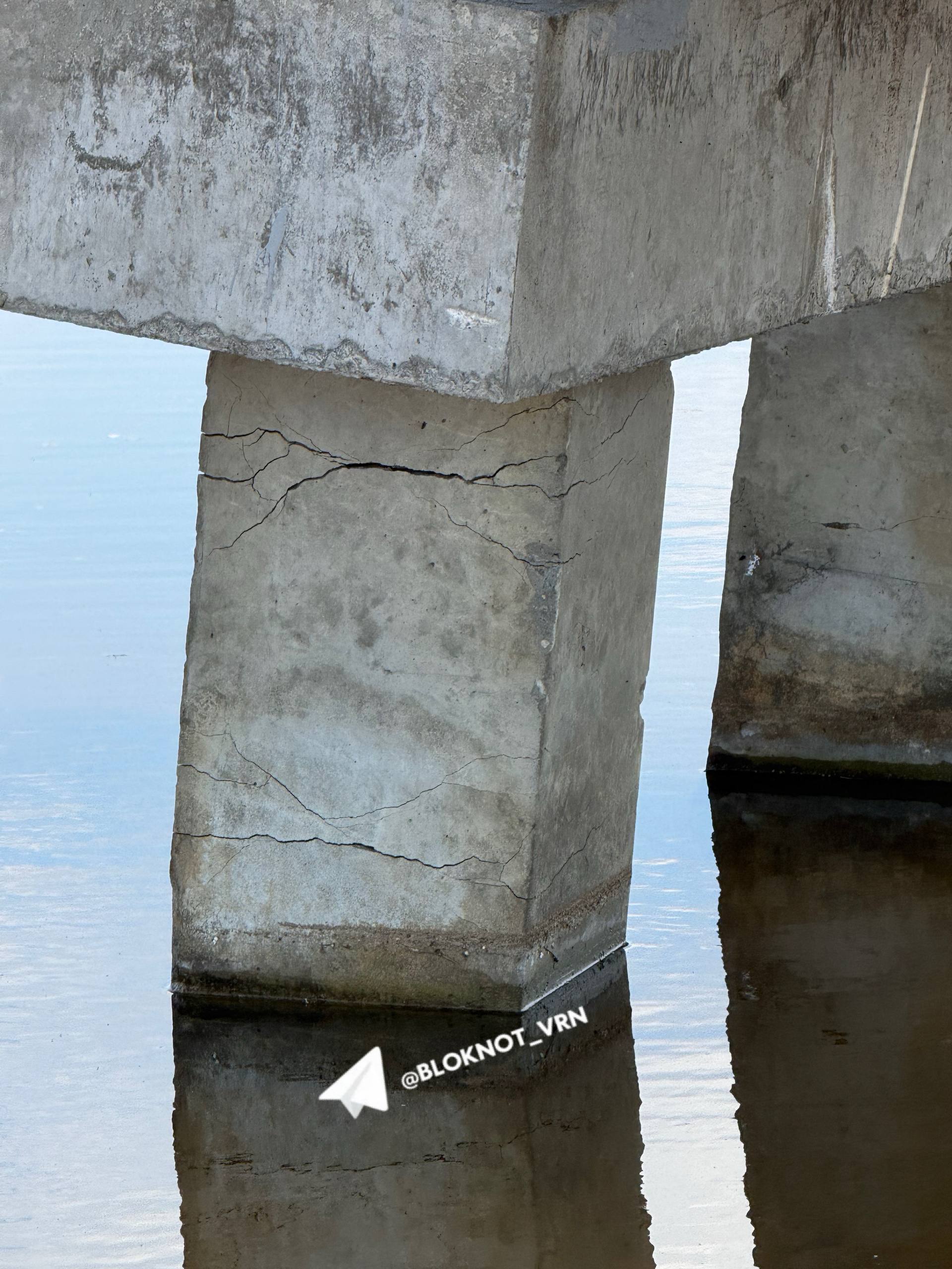 Дожидаться самостоятельного падения гнущихся пешеходных мостов на Петровской набережной не стали. Подрядчик активно взялся за демонтаж, но работяги трудятся неспеша Дожидаться самостоятельного падения гнущихся пешеходных мостов на Петровской набережной не стали. Подрядчик активно взялся за демонтаж, но работяги трудятся неспеша