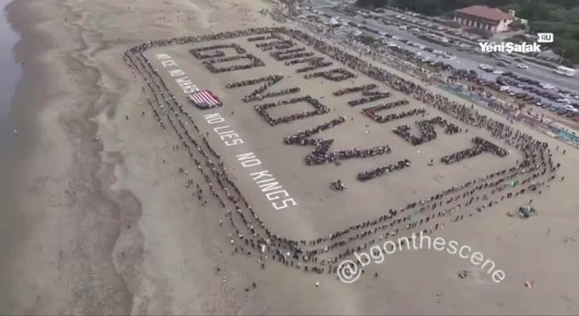 Пока Трамп играет в полководца, сотни тысяч американцев протестуют